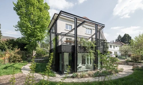 Bọc lưới thép độc đáo, nhà cổ thoáng sáng bất ngờ