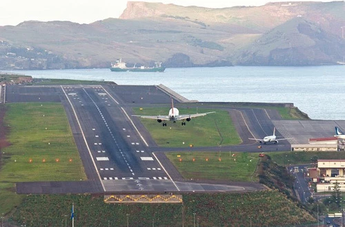 10 sân bay kỳ lạ nhất thế giới khiến du khách ngỡ ngàng