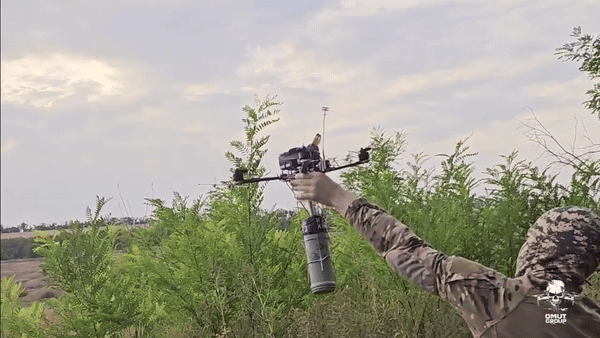 Sự kiện này diễn ra khoảng một tuần sau khi các video đầu tiên cho thấy UAV Ukraine rải nhiệt nhôm xuống các vị trí của quân đội Nga ở dưới hàng cây và chiến hào. Theo TWZ, Kyiv Post.