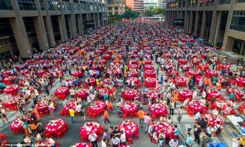 Hơn 15.000 người mở tiệc mừng tân gia trên đường phố