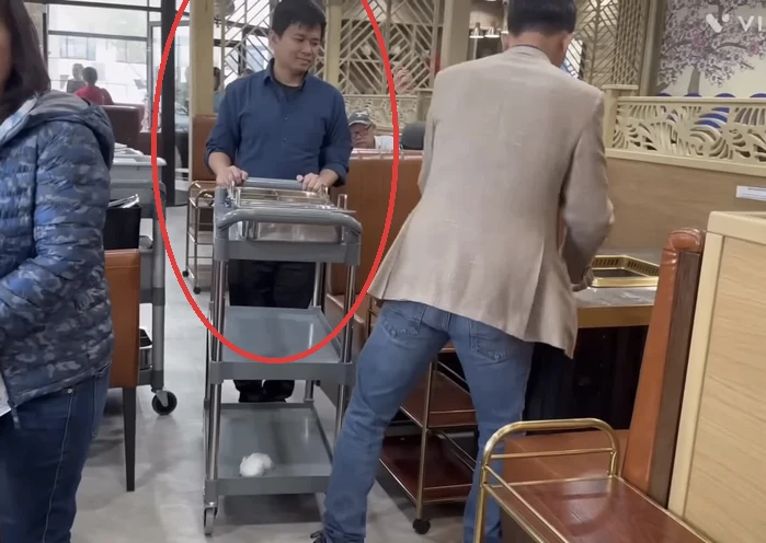 Đến quán lẩu của Khoa Pug, Vương Phạm xuất hiện với vai trò lạ