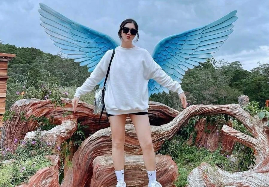 Cởi bỏ đồng phục bay, nữ tiếp viên hàng không trẻ trung đời thường