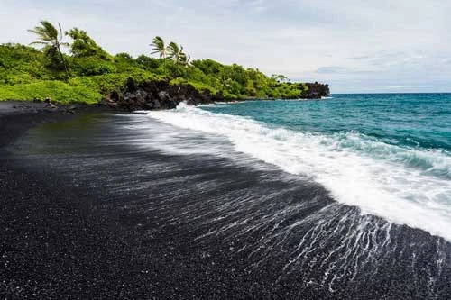 5 bãi biển cát đen huyền bí tuyệt đẹp trên thế giới