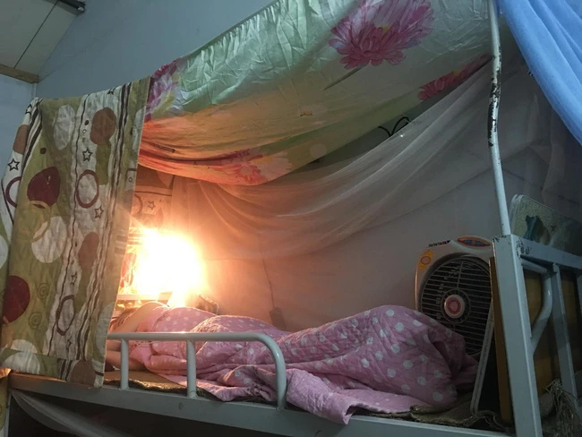 Đêm hè 38 độ, cô gái vẫn đắp chăn bông, bật máy sưởi chống...rét
