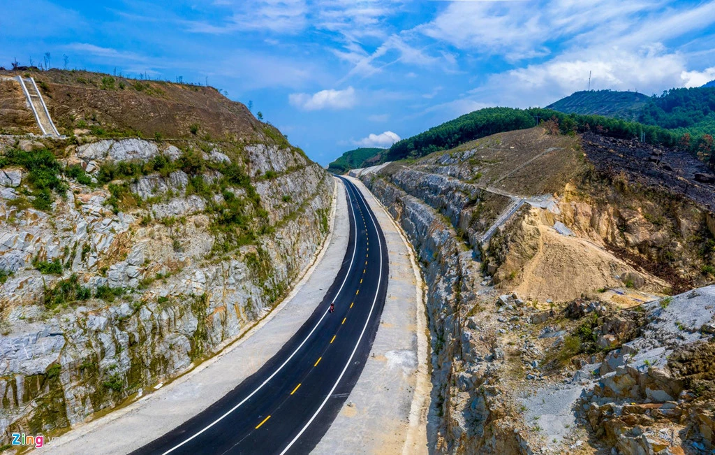 Cảnh sắc mê hoặc ở cao tốc 11.000 tỷ nối Huế - Đà Nẵng