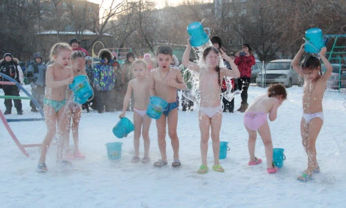 Rùng mình trẻ mẫu giáo Nga tắm nước đá