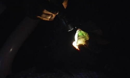 Hình ảnh khó tin về nghề săn ngọc bích quý hiếm