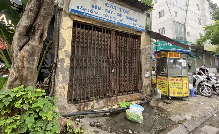 Những ngôi nhà siêu nhỏ án ngữ vỉa hè, lòng đường ở Hà Nội