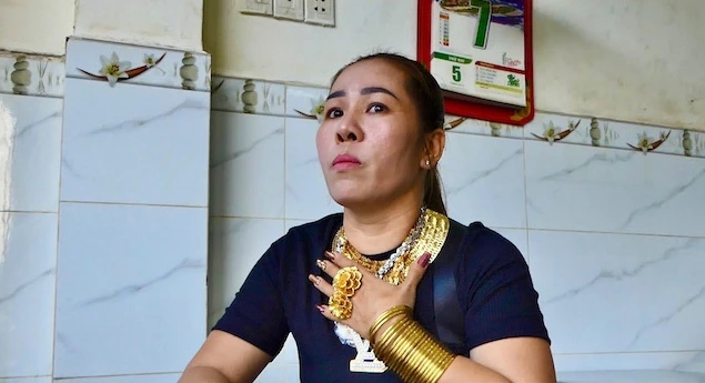 Nữ đại gia đeo 70 cây vàng kín người chỉ để... đứng bán hàng