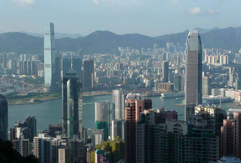 Hong Kong chi chít các tháp chọc trời, giá cả đắt đỏ như thế nào? 