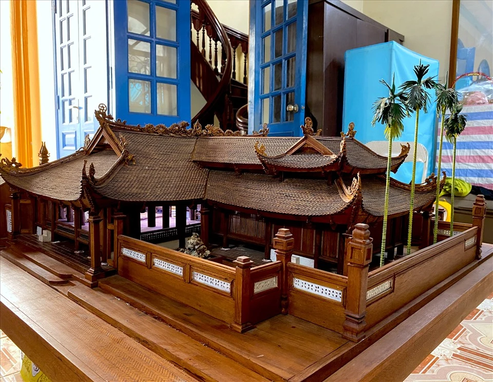 Tận mắt mô hình đình làng gỗ 300 năm có tiền cũng không mua được