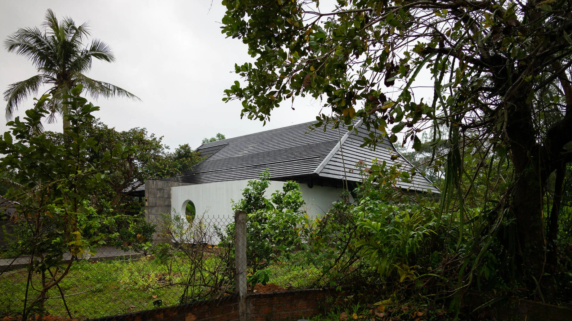 Dùng mái làm điều hòa, nhà cấp 4 dược báo Mỹ hết lời ca tụng