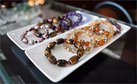 Vòng tay phong thủy bạc triệu hút người mua