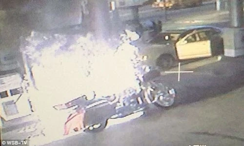 Cái kết đắng cho thanh niên bơm xăng khi xe nổ máy