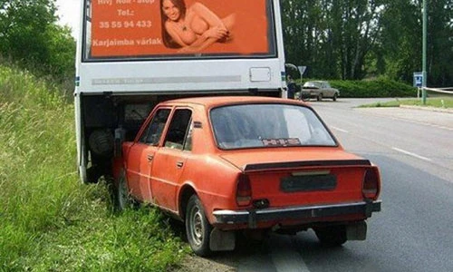 Những pha tai nạn xe "khó đỡ" nhất trên Thế giới