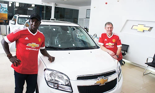 Sao MU "cưỡi xế hộp" Chevrolet gặp fan tại Hà Nội