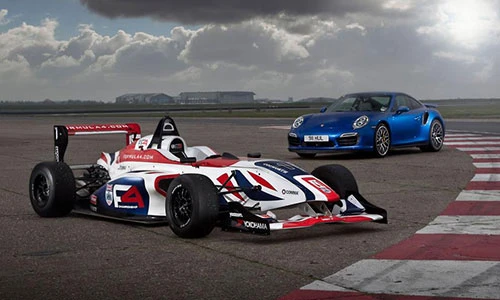 Porsche 911 Turbo S “thách đấu” siêu xe đua Formula 4