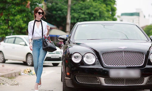 “Nữ hoàng nội y” cưỡi xe sang Bently tiền tỷ tại Bắc Ninh