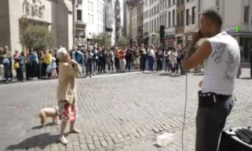 Cụ bà U80 "quẩy" tưng bừng không ngại tuổi tác