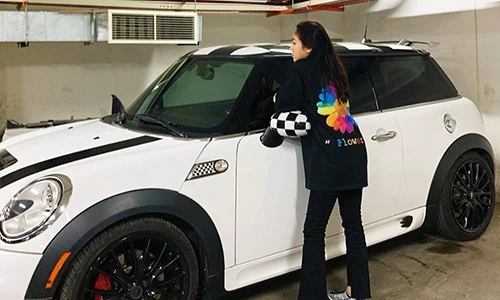 Con gái Minh Nhựa khoe siêu xe và đồ hiệu, nổi khắp Instagram