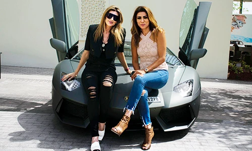 Ngắm cả dàn người đẹp chơi siêu xe "khủng" tại Ả Rập