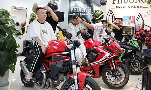 Tiệm cắt tóc đặc biệt của dân chơi môtô ở Quảng Ninh
