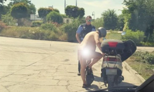 Bị công an bắt vì khỏa thân chạy xe máy cho mát