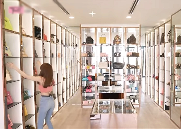 Lóa mắt loạt hàng hiệu xa xỉ trong phòng ngủ triệu đô của Ngọc Trinh