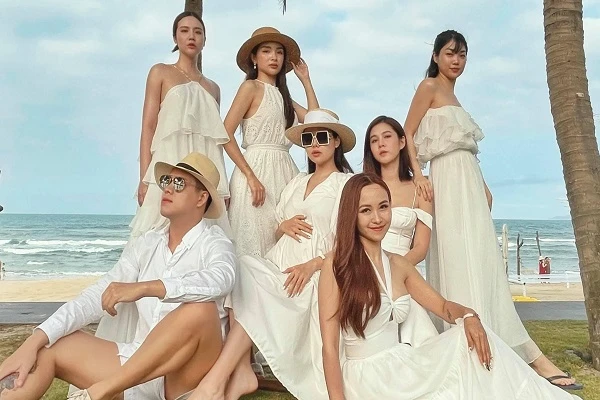 "Vợ thiếu gia Cocobay" khoe "mẹ đỡ đầu" của con toàn gái xinh