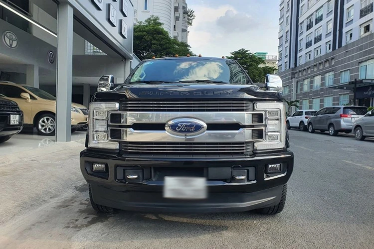 Ford F-350 “khủng long” lên sàn xe cũ Việt, giá gần 4,7 tỷ đồng