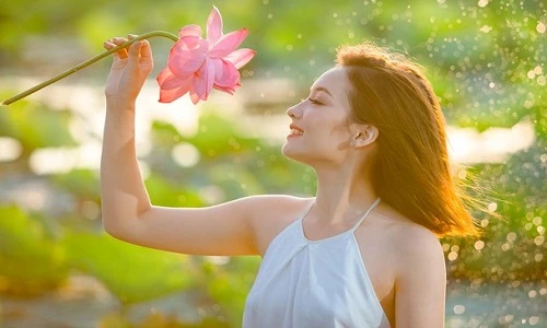 Hot girl lai Việt - Nga trở lại với bộ ảnh sen ấn tượng