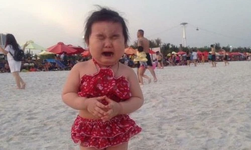 "Yêu không đỡ nổi" cảm xúc lần đầu đi biển của các bé