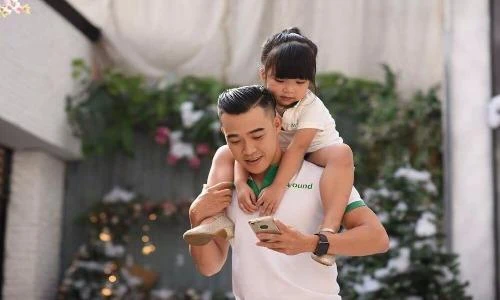 Cặp cha con “diễn sâu nhất hệ mặt trời” gây sốt mạng