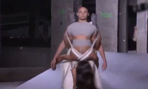 Màn catwalk kỳ dị có một không hai trên thế giới