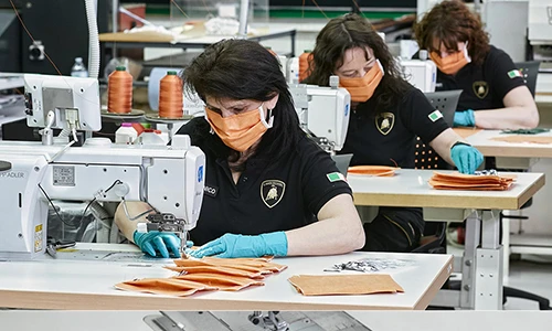 Hãng siêu xe Lamborghini sản xuất khẩu trang phòng dịch COVID-19
