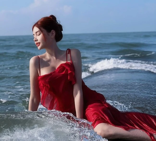 Gái xinh chuyển giới hở bạo khoe thân hình "đỉnh của chóp"