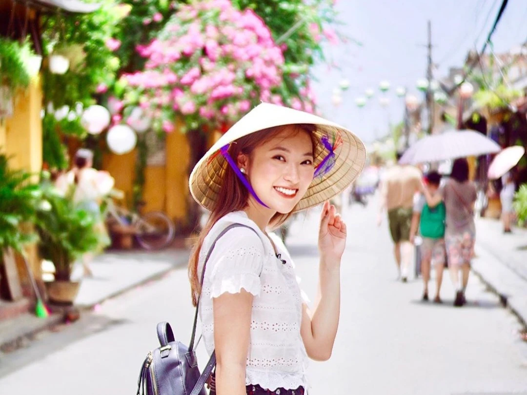 Soi item không thể thiếu của MC Khánh Vy mỗi khi đi du lịch