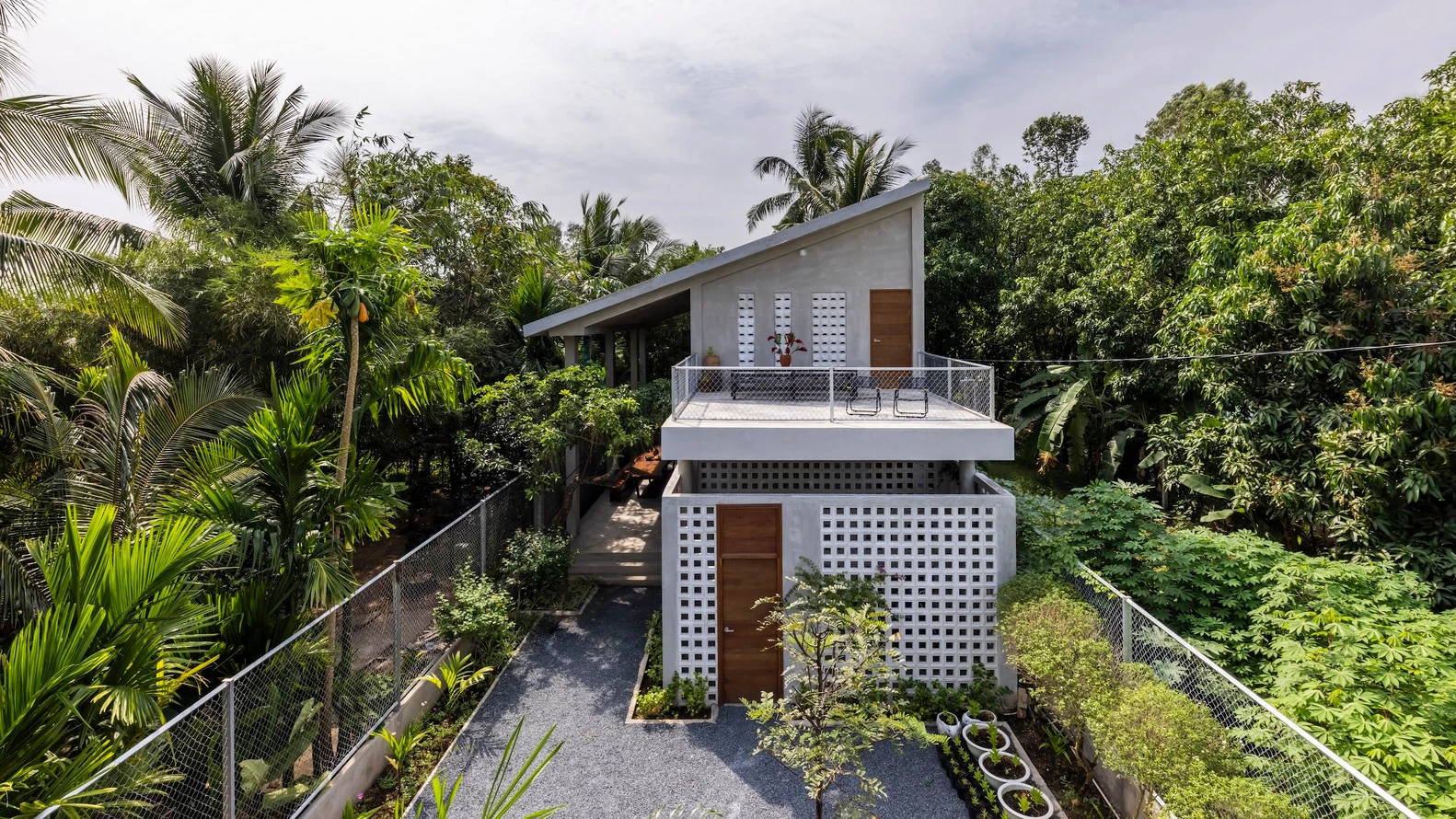 Nhà gác lửng đơn giản vẫn đẹp long lanh trên báo ngoại 