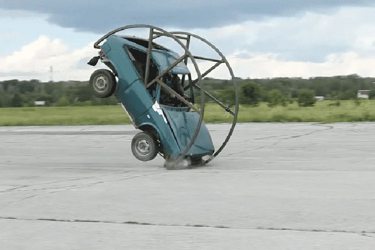 Xem xe Lada có khả năng lộn vòng 360 độ khi phanh đột ngột