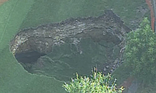 Hố tử thần khổng lồ nuốt chửng một phần sân golf