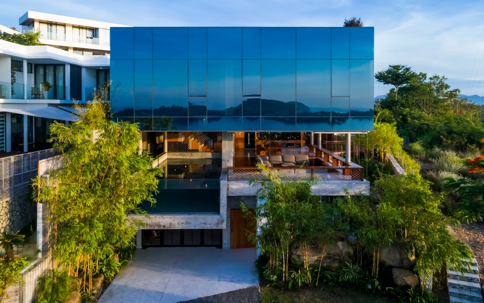 Báo Mỹ “ngả mũ” biệt thự Nha Trang “treo” bể bơi ngoài mặt tiền 