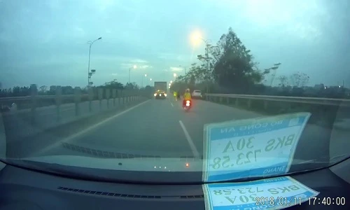 Xe máy "chạy chốt", tông cảnh sát cơ động ngã văng ở Vĩnh Phúc