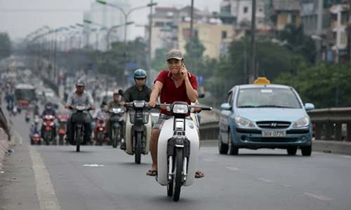 Lái xe ôtô, xe máy sử dụng điện thoại bị phạt ra sao?