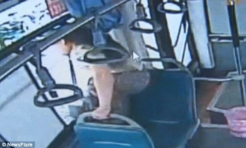 Khách nữ nhảy qua cửa sổ xe xuống đường vì... quá bến