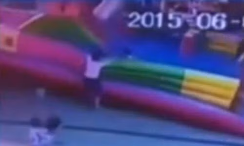 Gió thổi bay nhà phao khiến bé gái 3 tuổi tử vong