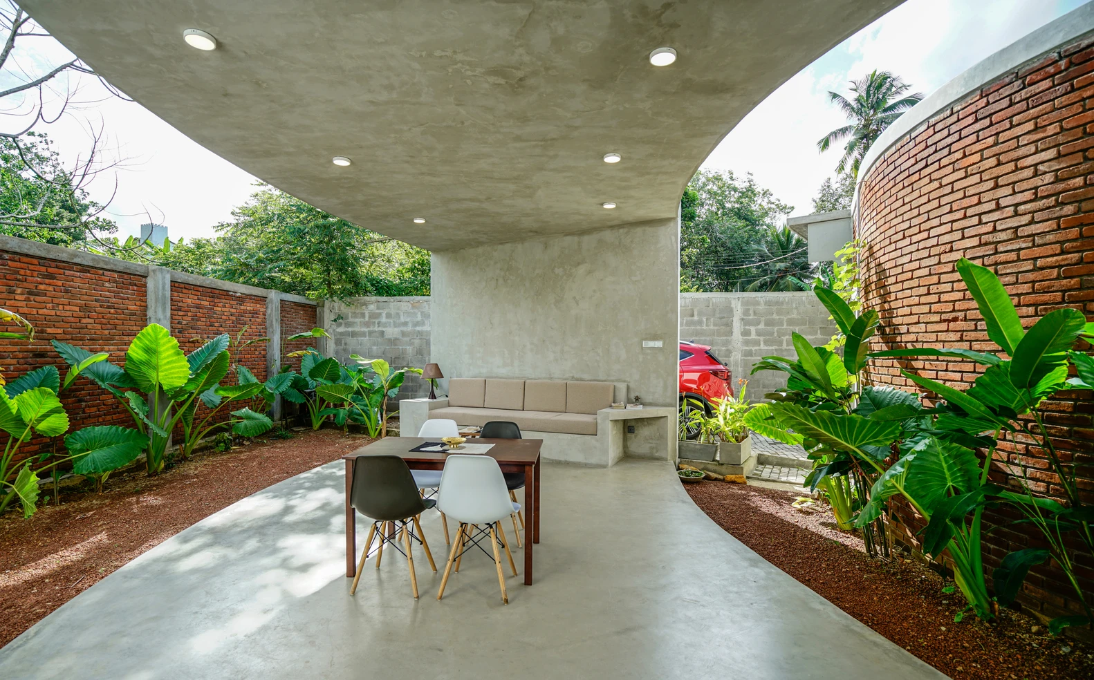 Ngôi nhà “không tường” độc đáo giữa làng quê của vợ chồng trẻ 