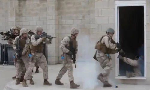 Chết cười với hai anh lính Mỹ "vụng về nhất lịch sử"