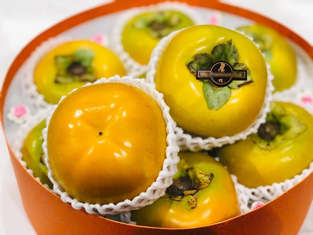 Ngon ngang nhau: Hồng Nhật 500 ngàn/quả... hồng mật Vân Sơn 40 ngàn/kg