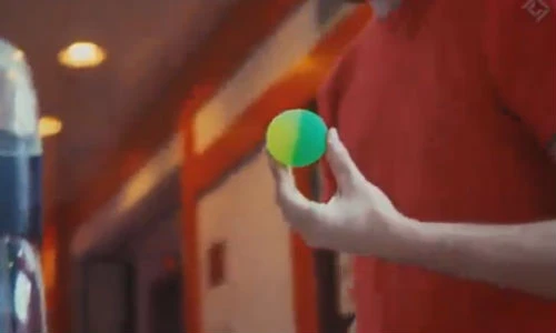 Trái bóng thần kỳ "có mắt" gây náo loạn đường phố