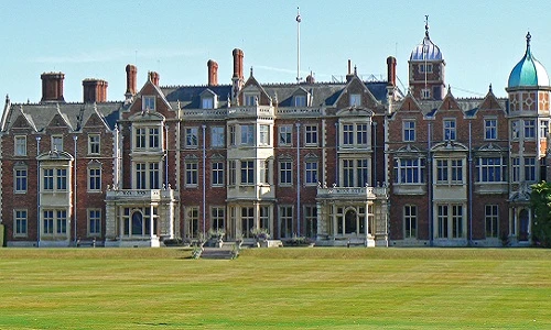 Mãn nhãn ngắm những toà lâu đài tuyệt đẹp của Hoàng gia Anh
